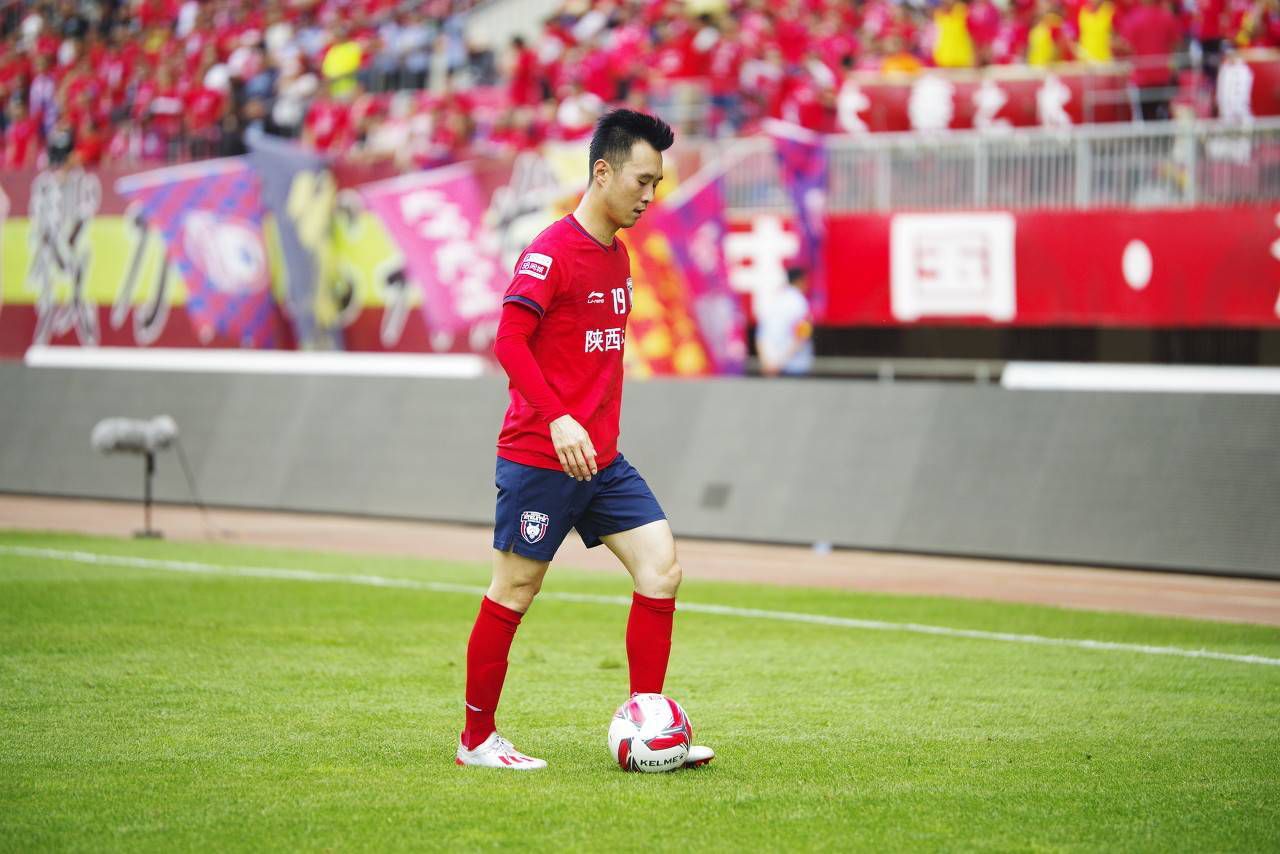 阿劳霍绝对是拜仁想要的转会目标，本周五图赫尔、拜仁体育总监弗罗因德与阿劳霍通了电话。